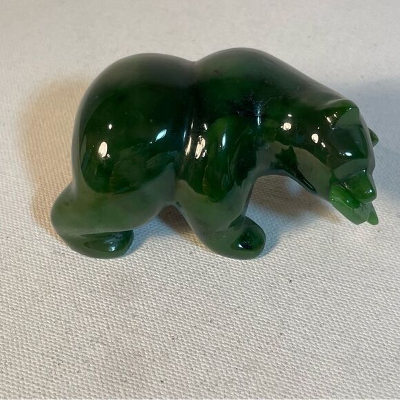 Canadian Nephrite Jade majestic Grizzly Bear with fish sculpture - Picture 9 of 17